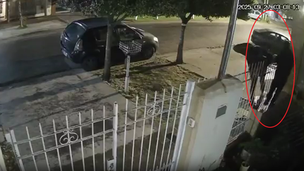 Trepadores se metieron a una casa de Los Hornos y escaparon por la vereda como si nada