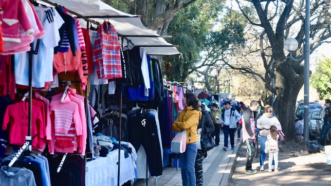 piden informes al municipio por los puestos no autorizados en la feria del parque saavedra