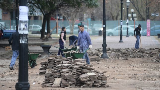 con el retiro de baldosas, arrancaron los movimientos en las plazas italia y san martin