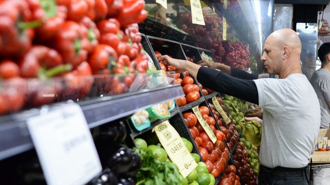 el indec revelo que subieron las ventas en los supermercados, pero en los mayoristas siguen en picada