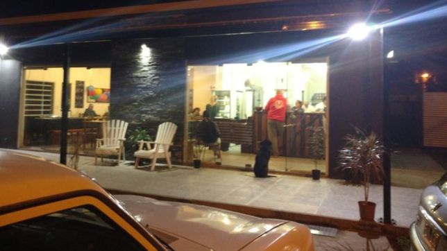 encapuchados y con armas, asaltaron una pizzeria, encerraron a los duenos y escaparon