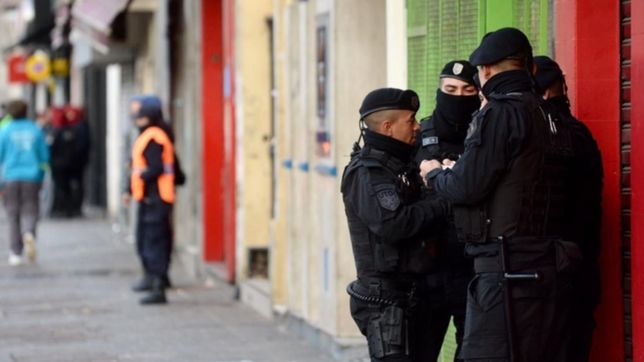unos 700 policias y agentes municipales coparon el centro de la plata