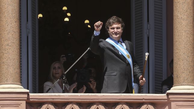 el gobierno planea el mayor canje de deuda en pesos de la historia de argentina