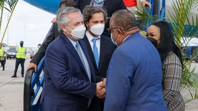 alberto fernandez termino su gira en barbados y regresa a la argentina