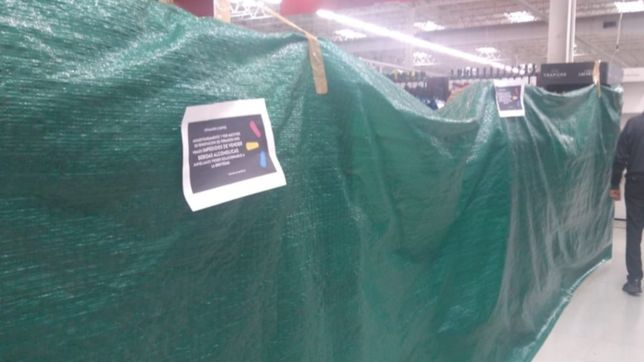 un cartel sorprendio a los clientes de walmart: ¿por que no pueden vender alcohol?