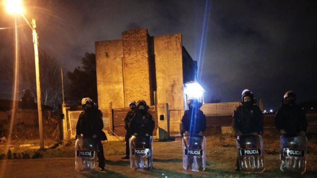 allanaron cinco casas en villa castells y secuestraron cocaina, marihuana y armas