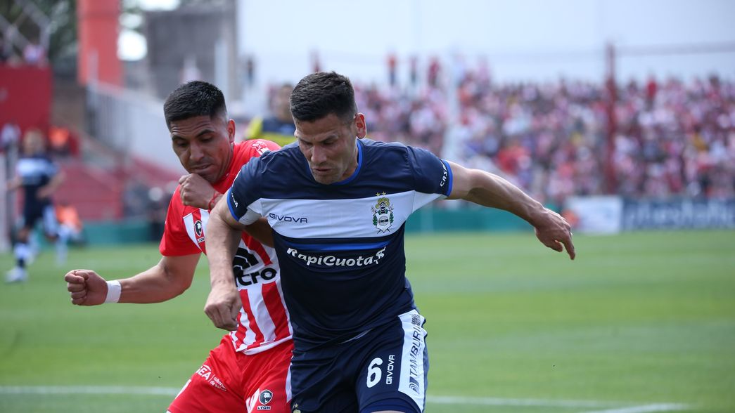 Guillermo Enrique espera definiciones con Gimnasia y su futuro