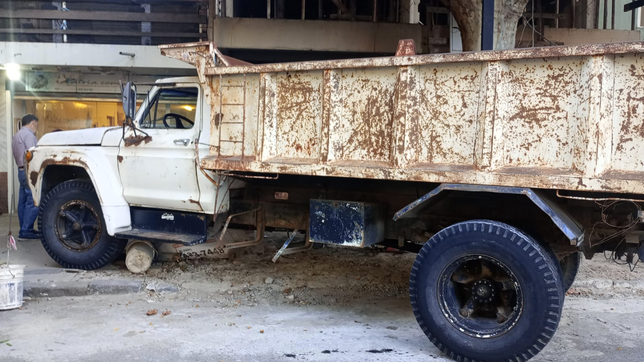perdio el control del camion, se incrusto contra un obra en construccion y no causo una tragedia de milagro