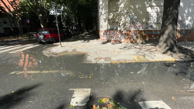 un desborde cloacal genera malestar en pleno la plata soho