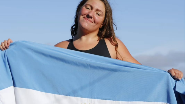 otra nadadora se prepara para cruzar el rio de la plata desde punta lara hasta colonia