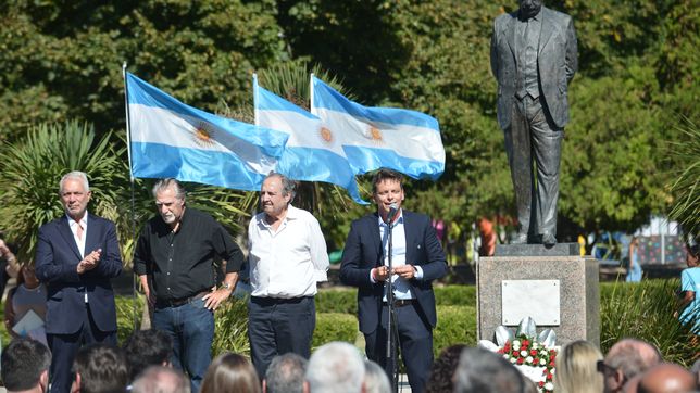 la ucr y alak homenajearon a raul alfonsin en plaza moreno con un fuerte llamado a la unidad