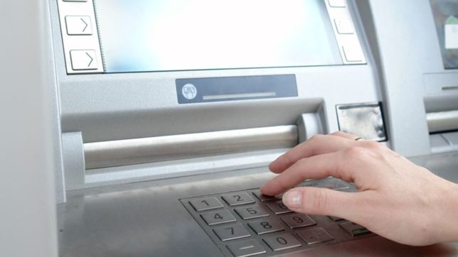 lo buscaban desde hace tres anos y lo encontraron destrozando un cajero en la plata