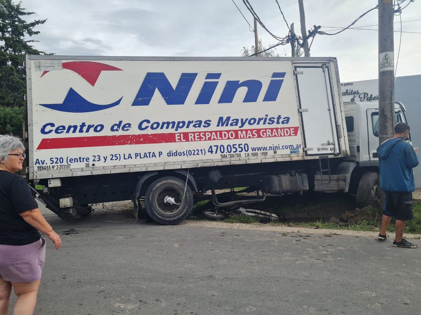El conductor de la moto embestida por el cami&oacute;n de Nini fue trasladado al hospital San Mart&iacute;n de La Plata.