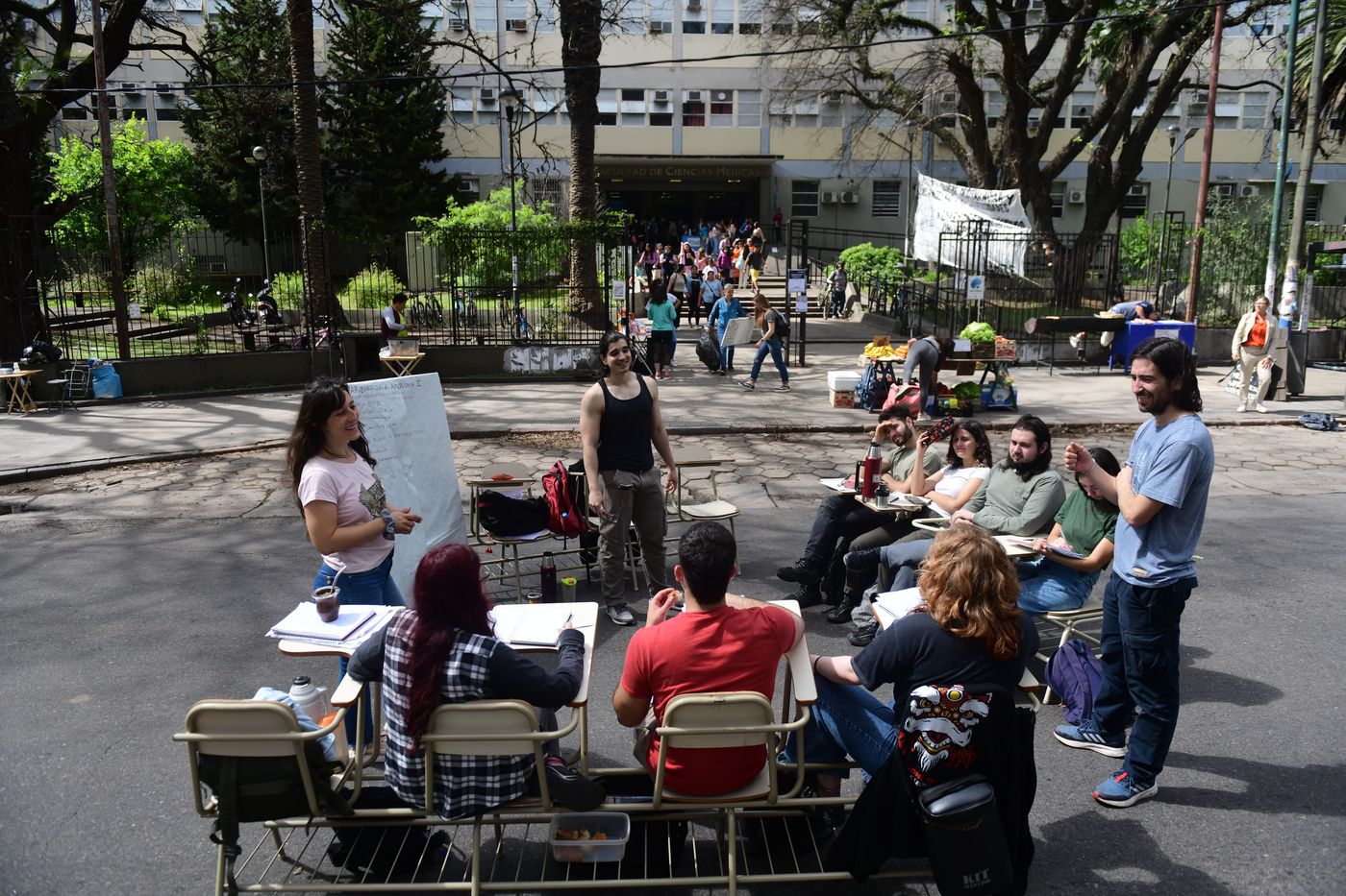 Clase pública y toma en las facultades de Medicina y Naturales (7).jpeg