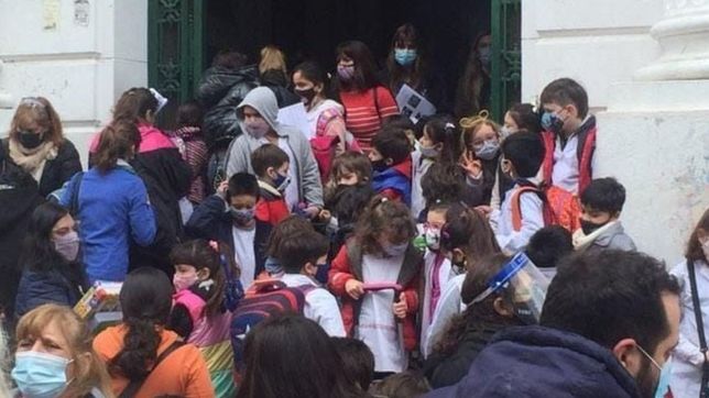 chicos amontonados y descontrol, advierten por la falta de protocolos en el normal 1