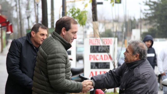 bajo el agua, julio garro y sus funcionarios salieron a timbrear en la plata