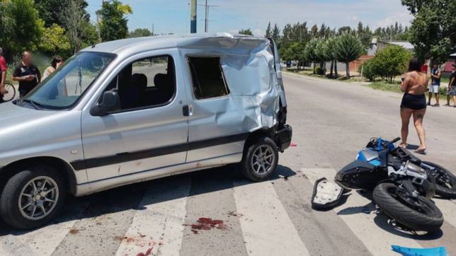 un motociclista termino internado tras un fuerte choque con una camioneta