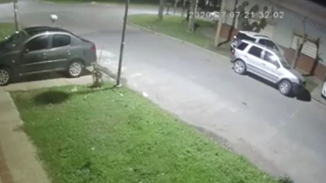 video: intento robar la rueda de una camioneta, lo descubrieron y termino escapando