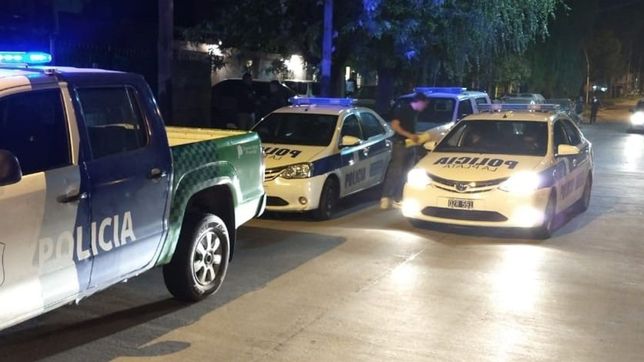 aseguran que 15 jovenes atacaron a un motociclista con palos y piedras en la plata