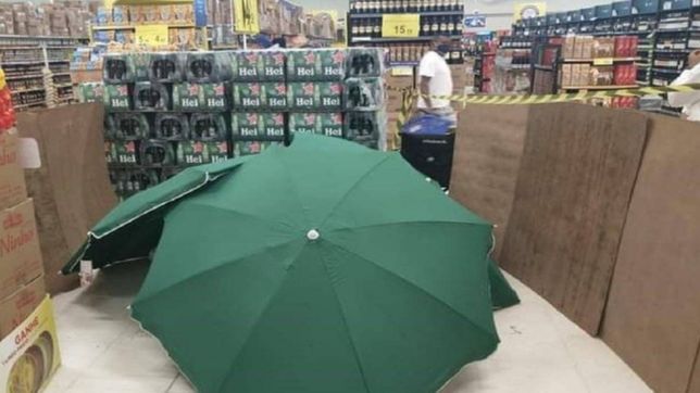 murio un empleado de un supermercado, lo taparon con sombrillas y siguieron atendiendo