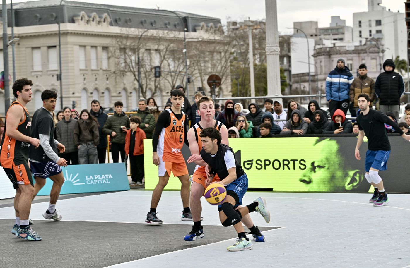 A pesar de ser una mañana fresca, un centenar de personas se acercaron hasta la Plaza Moreno para disfrutar de la competencia.