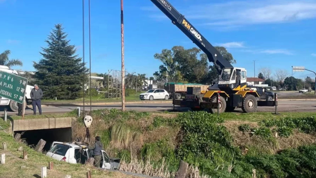 un conductor se descompenso en olmos y termino con su auto en un zanjon
