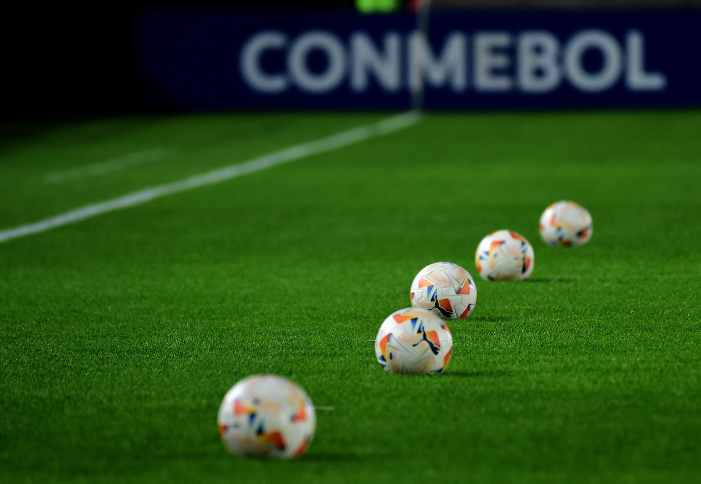 Estudiantes Huachipato pelotas Estadio UNO.JPG