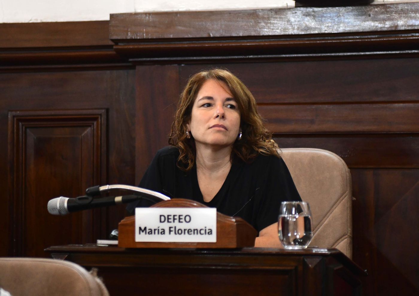 El proyecto lleva la firma de la concejala Florencia Defeo y habilita a los platenses a denunciar a quienes reservan de forma ilegal espacios para estacionar