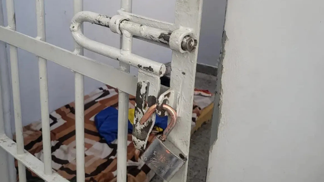 una mujer lleva 10 dias parada en una celda de la ddi ensenada a la espera de un cupo en una carcel