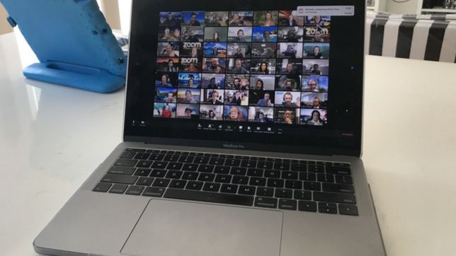 estaba en una clase de zoom, le entraron a robar y lo salvo la profesora