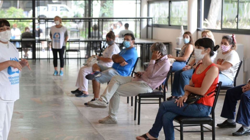 Un vacunatorio de La Plata se quedó sin dosis y advierten que cancelaron los turnos