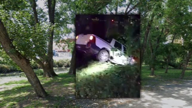 estaciono cerca de un canal en berisso, se olvido de poner el freno de mano y la camioneta cayo al agua