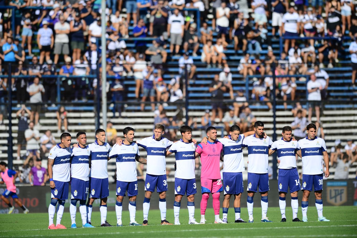 Gimnasia Sarmiento (2) formación abrazo.JPG