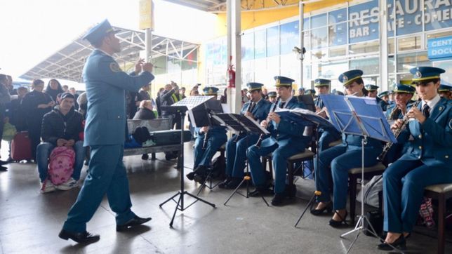 la banda del servicio penitenciario sorprendio a los platenses y la rompio en la terminal