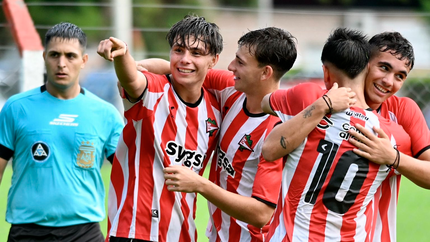 Los jugadores de Estudiantes que observaron a las juveniles antes del clásico platense