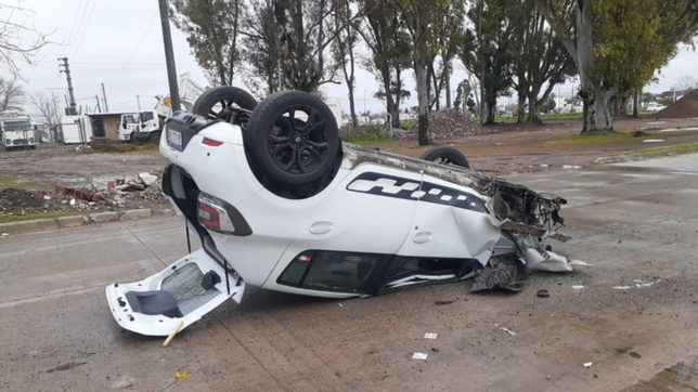 viajaba con amigos, choco contra un poste y uno salio despedido