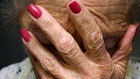 Entró a una casa de City Bell con un fierro, atacó a una abuela de 76 años y le robó