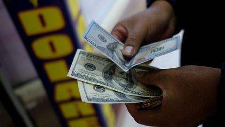 Una decena de casas de cambio de La Plata son investigadas por el rulo con el dólar oficial Una decena de casas de cambio de La Plata son investigadas por el rulo con el dólar oficial