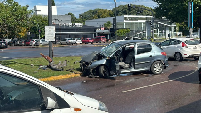 el conductor de un auto perdio en control y casi causa una tragedia en la estacion de trenes de gonnet