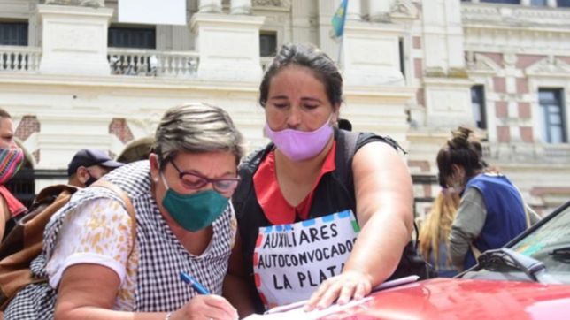 auxiliares docentes protestaron frente a la gobernacion