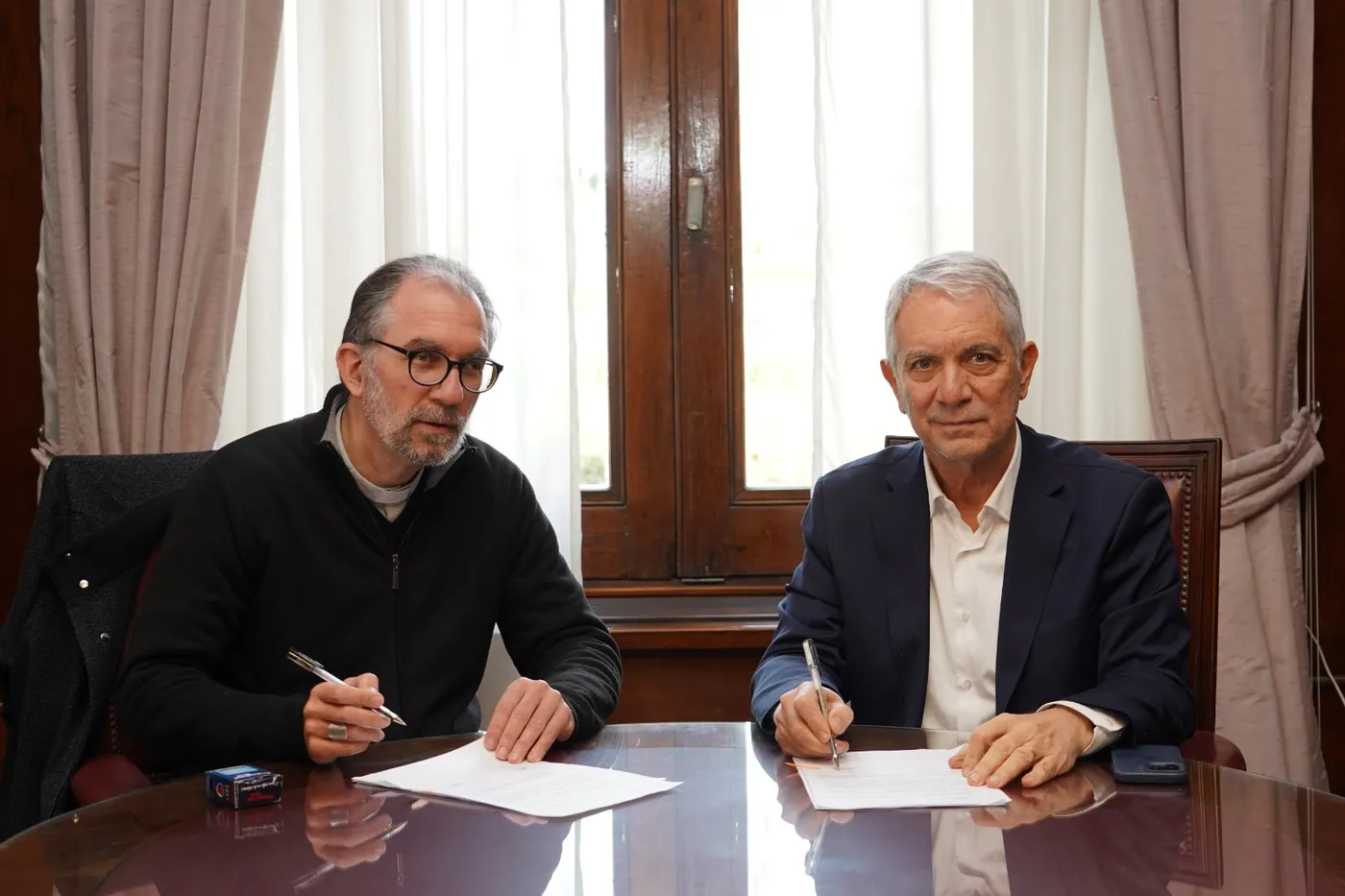 El intendente Julio Alak y el arzobispo Gustavo Carrara firmaron el convenio en julio de este año.