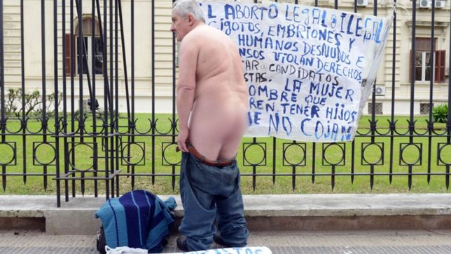 se desnudo contra el aborto y el incendio en el amazonas en pleno centro de la plata