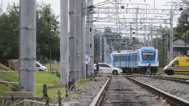 una mujer quiso arrojarse a las vias del tren en city bell con su hijo de 5 anos en brazos