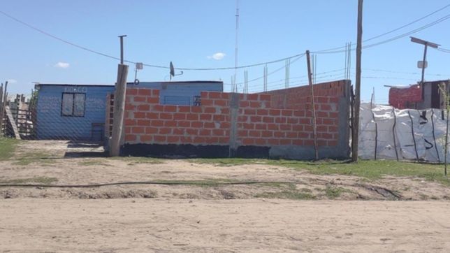 megatoma de los hornos: la comuna pidio que demuelan las casas de material