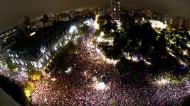locura absoluta en 7 y 50: los hinchas de estudiantes festejaron bajo la lluvia locura absoluta en 7 y 50: los hinchas de estudiantes festejaron bajo la lluvia