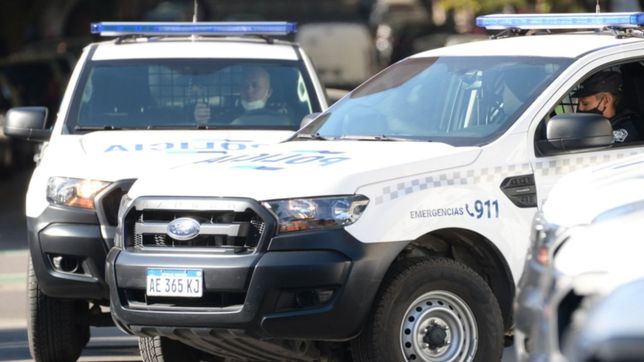 un policia golpeo a su pareja con un arma hasta dejarla inconsciente y termino detenido