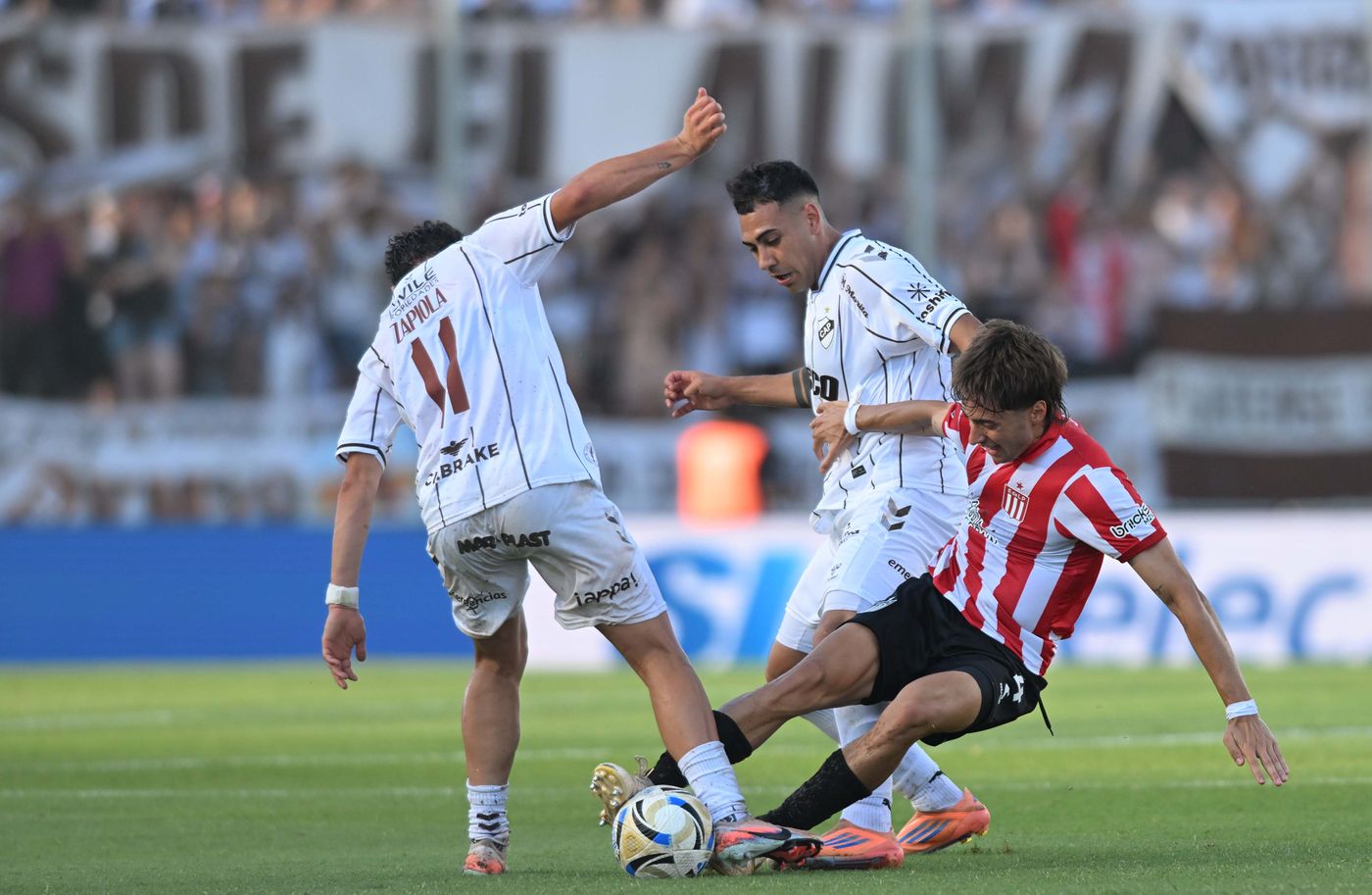 Román Gómez pelea la pelota para Estudiantes. Román Gómez pelea la pelota para Estudiantes.