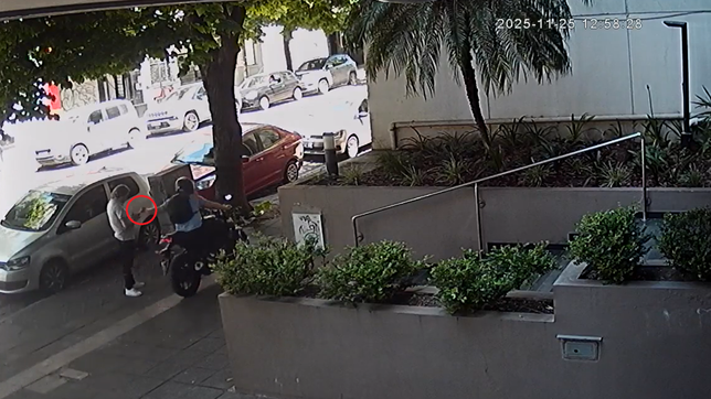 un motochorro aprovecho el descuido de un hombre para robarle el celular a metros de tribunales