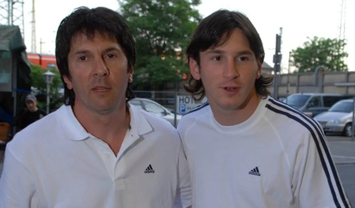Jorge Messi junto a Leo, en sus inicios en Barcelona.
