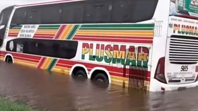 un micro se fue a la banquina en medio de la tormenta de santa rosa y no termino en tragedia de milagro